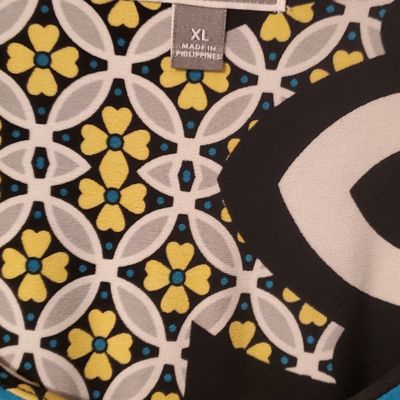 Beautiful dressy size XL. Ladies top. - Picture 2 of 2